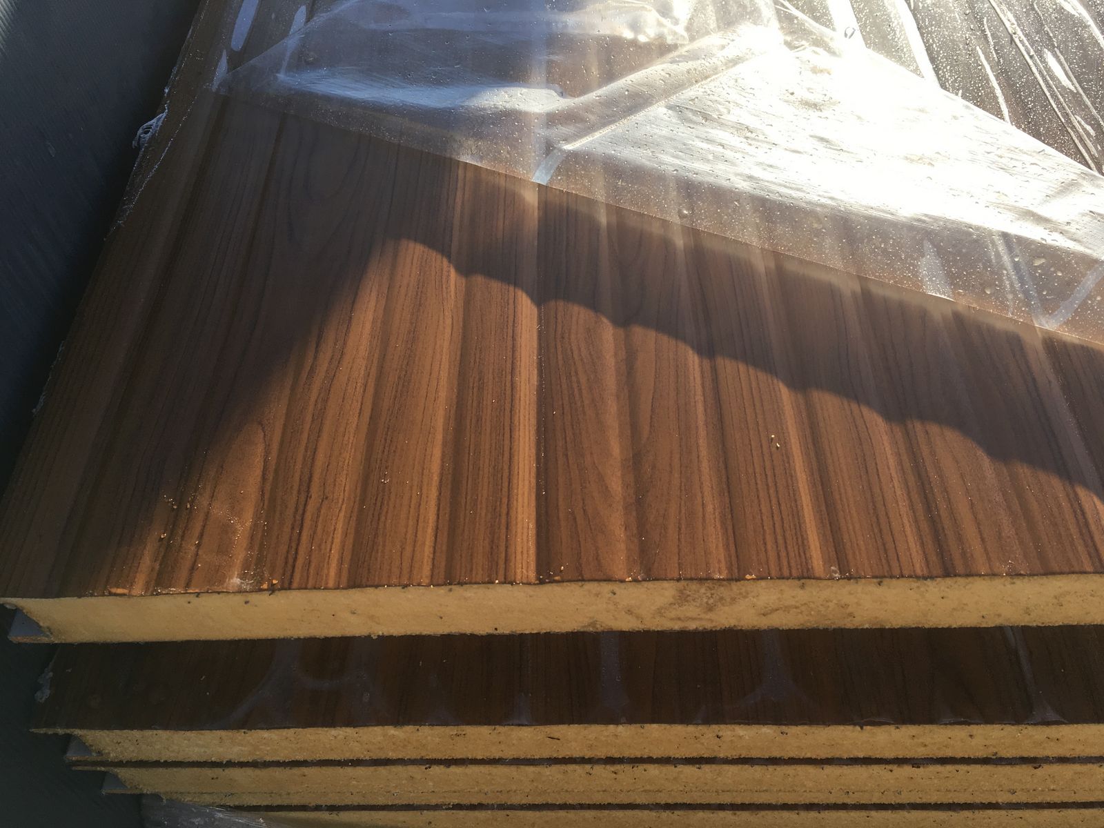 PARETE COLORE LEGNO